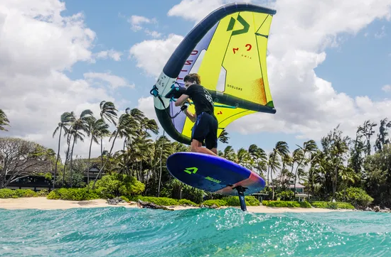 pratiquant de wing foil qui navigue