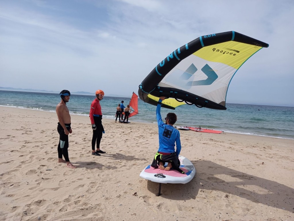 cours de wing surf avec un moniteur sur la plage