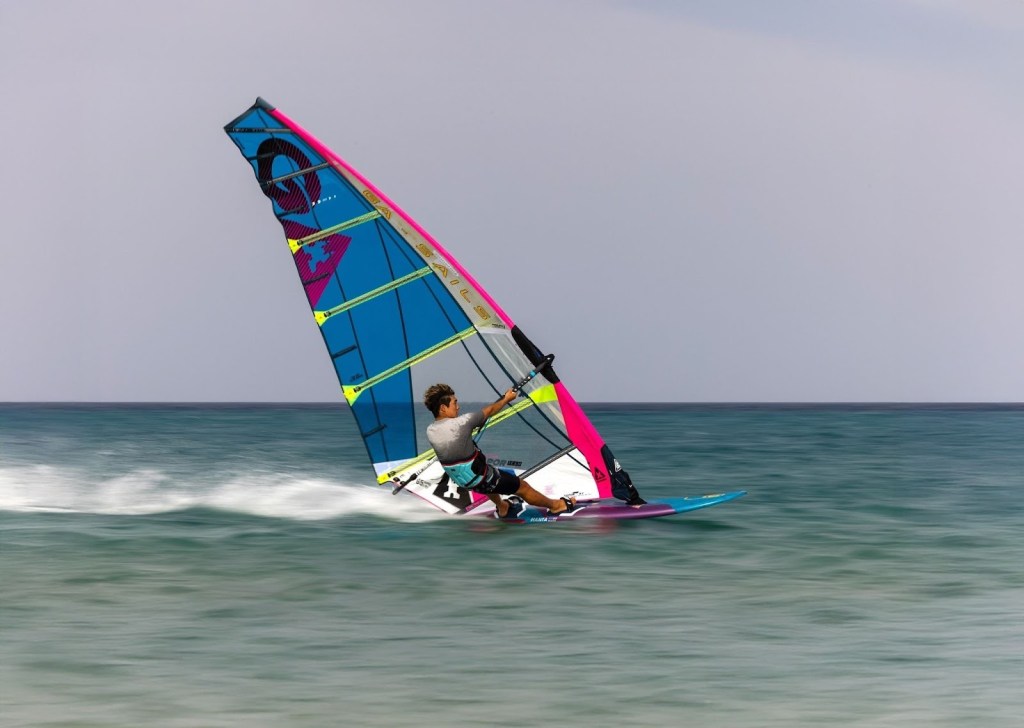 pratiquant de windsurf sur l'eau