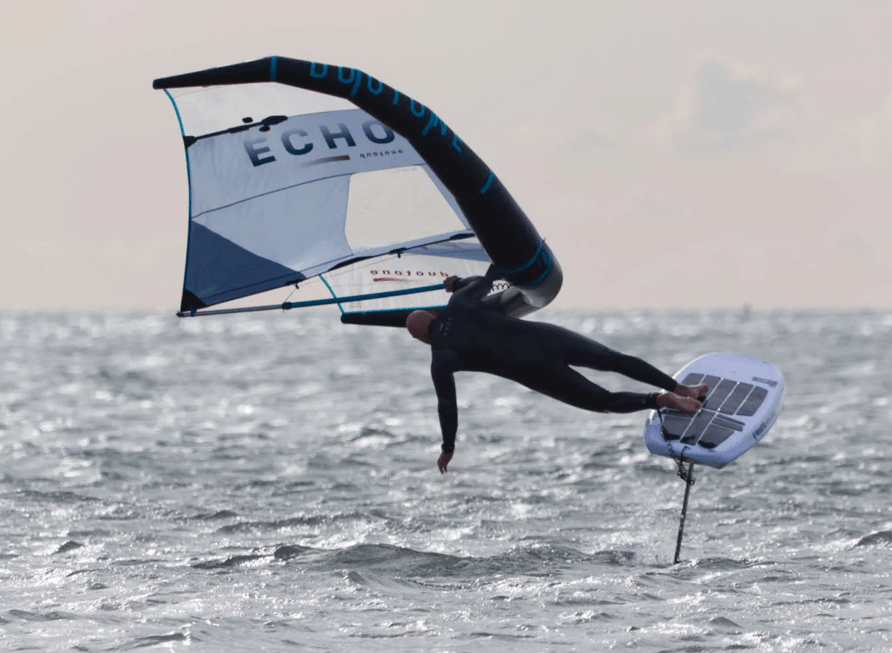 pratiquant de wing foil qui tombe